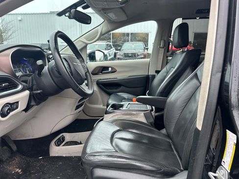 Used 2017 Chrysler Pacifica Touring-L Plus image 5