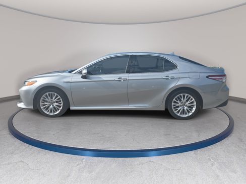 Used 2020 Toyota Camry XLE w/ Sunroof Package FWD image 7