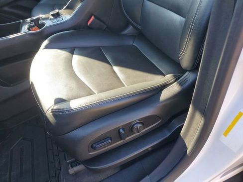 Used 2023 GMC Terrain SLT image 22