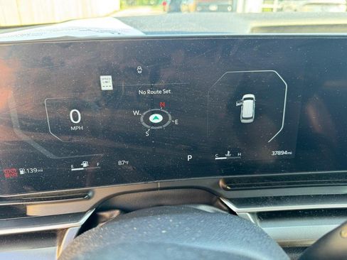 Used 2025 Kia Carnival SX w/ SX Dark Edition Package FWD image 7