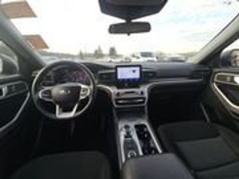 Used 2023 Ford Explorer XLT image 8