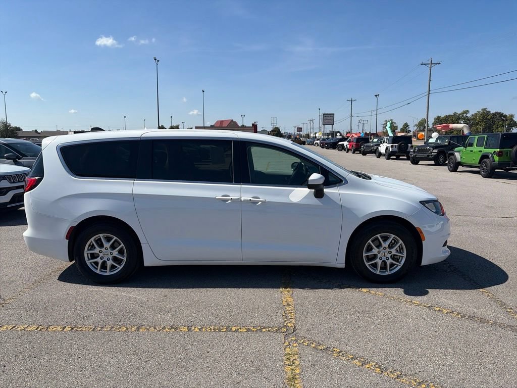 Used 2023 Chrysler Voyager LX FWD image 7