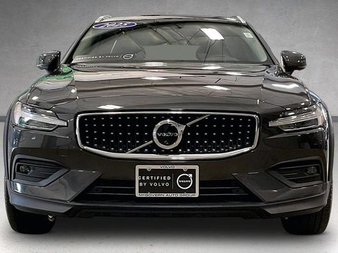 Used 2025 Volvo V60 B5 Cross Country Plus AWD/4WD image 2