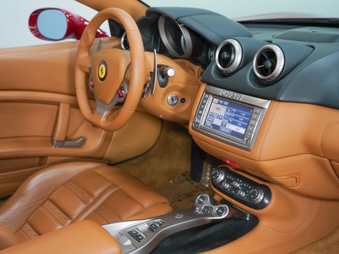 Used 2010 Ferrari California RWD image 29