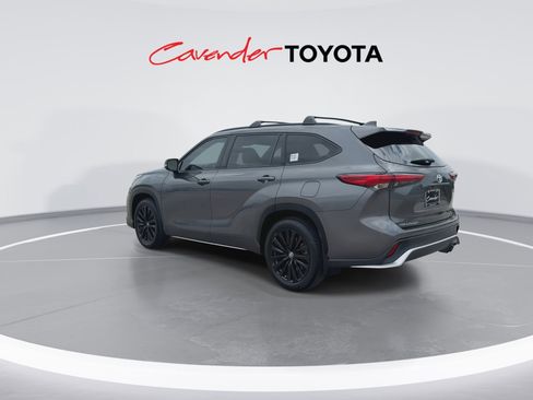 Used 2023 Toyota Highlander XSE FWD image 6