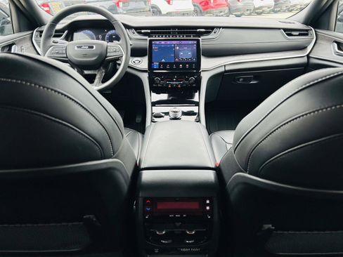 Used 2025 Jeep Grand Cherokee L Limited AWD/4WD image 27