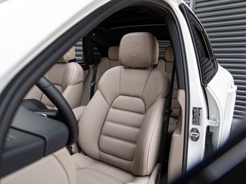New 2026 Porsche Macan AWD/4WD image 5