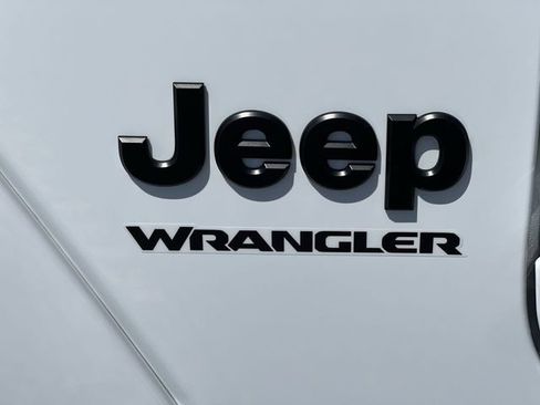 Used 2025 Jeep Wrangler Unlimited Sahara AWD/4WD image 19