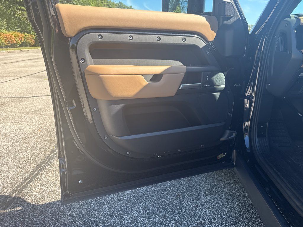 New 2026 Land Rover Defender 110 S AWD/4WD image 9
