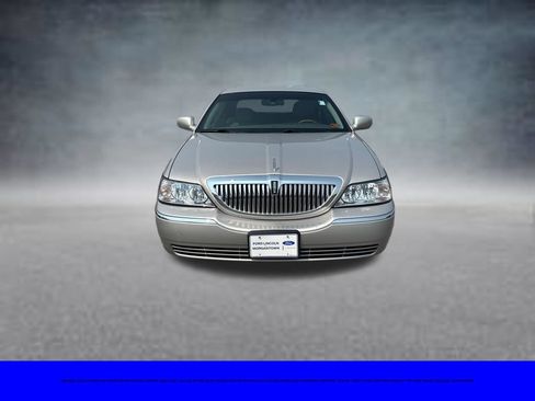 Used 2008 Lincoln Town Car Signature Limited RWD image 3