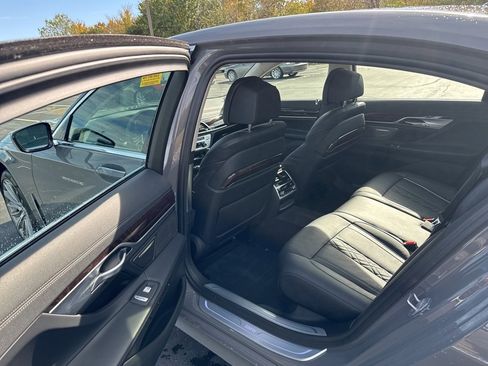 Used 2022 BMW 750i xDrive 750i xDrive w/ Luxury Rear Seating Package image 11