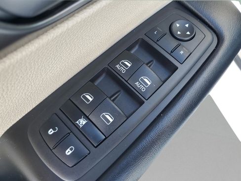 Used 2023 Chrysler Pacifica Touring-L FWD image 13