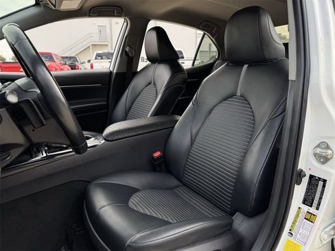Used 2020 Toyota Camry image 24