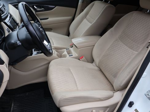 Used 2020 Nissan Rogue SV image 43