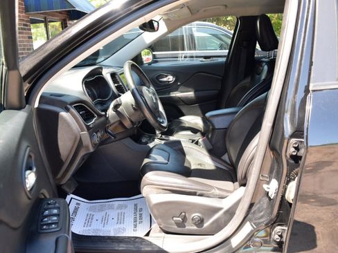 Used 2019 Jeep Cherokee Trailhawk w/ Comfort/Convenience Group AWD/4WD image 34