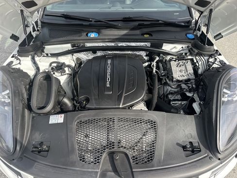 Used 2021 Porsche Macan image 34
