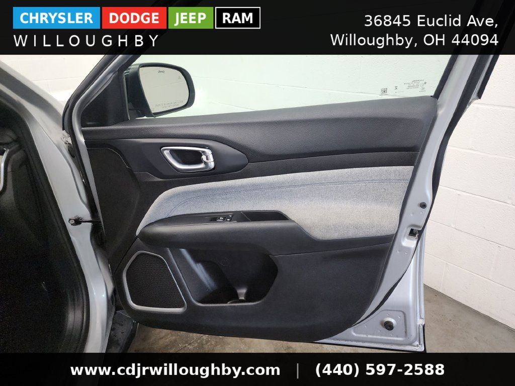 Used 2024 Jeep Compass Latitude AWD/4WD image 31