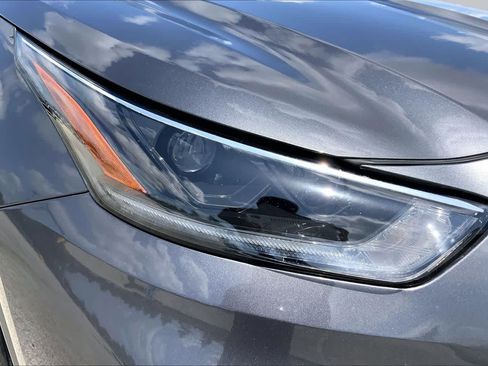Used 2021 Toyota Highlander LE FWD image 27