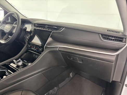 Used 2023 Jeep Grand Cherokee Limited w/ Black Appearance Package image 31