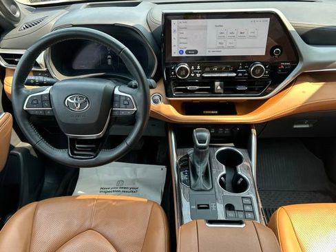 Certified 2025 Toyota Highlander Platinum AWD/4WD image 57