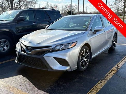 Used 2020 Toyota Camry SE w/ Convenience Package FWD image 3