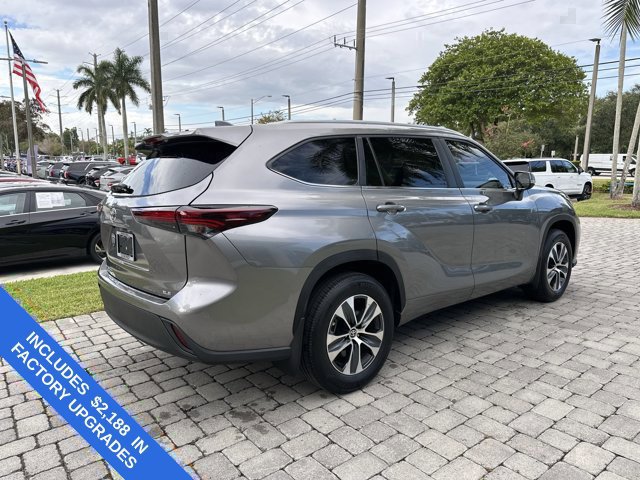 Used 2025 Toyota Highlander XLE FWD image 8