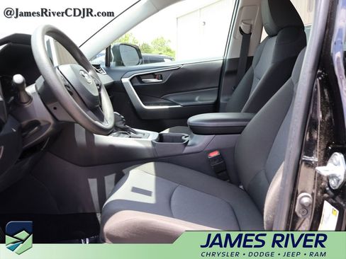 Used 2025 Toyota RAV4 XLE AWD/4WD image 22