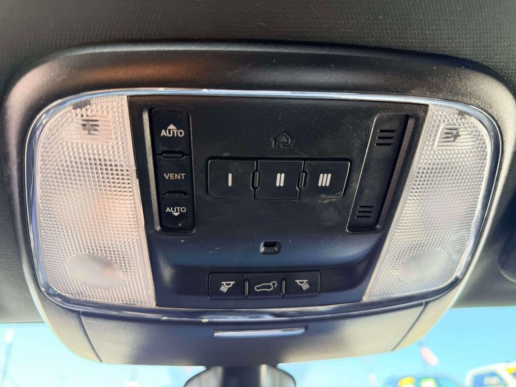 Used 2019 Jeep Grand Cherokee Laredo AWD/4WD image 25