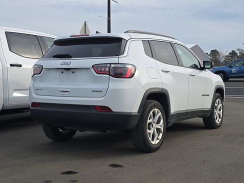 Used 2024 Jeep Compass Latitude image 4