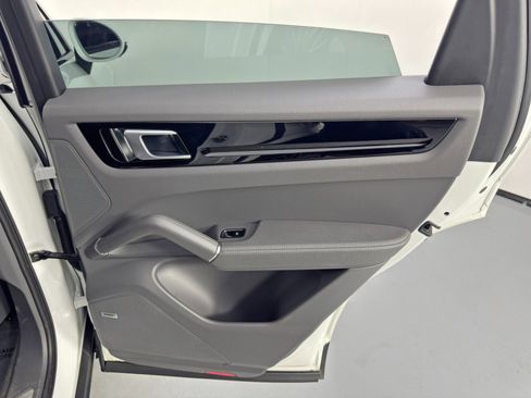 Used 2019 Porsche Cayenne image 44