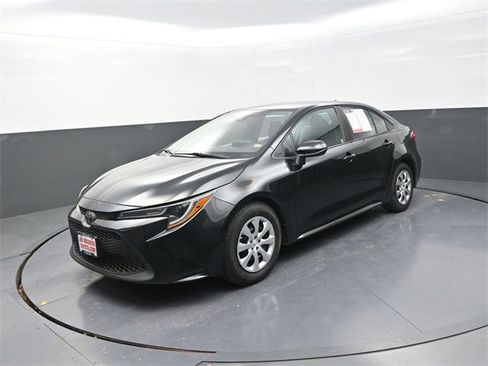 Used 2020 Toyota Corolla LE image 3