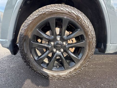 Used 2017 Jeep Grand Cherokee Altitude AWD/4WD image 9