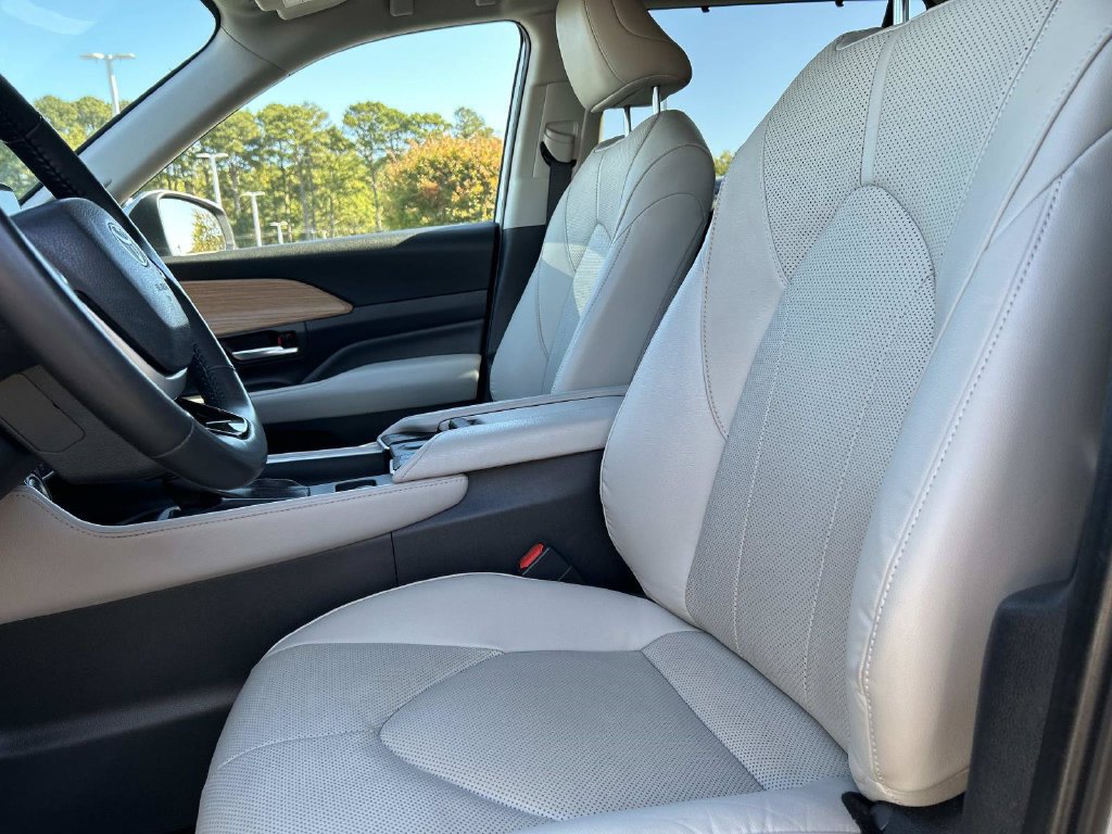 Used 2024 Toyota Grand Highlander AWD image 27