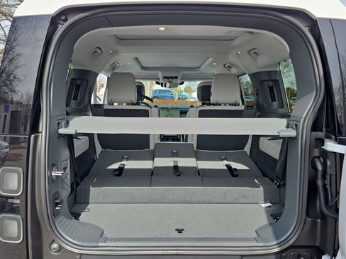 New 2026 Land Rover Defender 130 X-Dynamic SE image 13