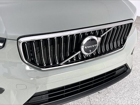 Certified 2025 Volvo XC40 B5 Plus AWD/4WD image 38
