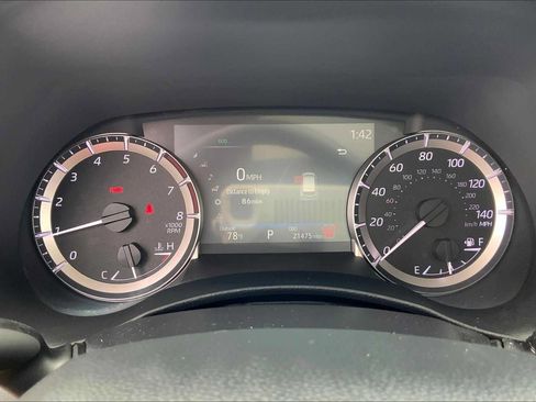 Used 2024 Toyota Highlander XLE FWD image 26