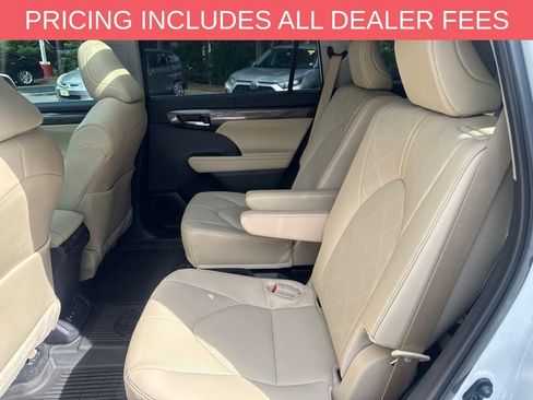 Used 2024 Toyota Highlander Platinum FWD image 12