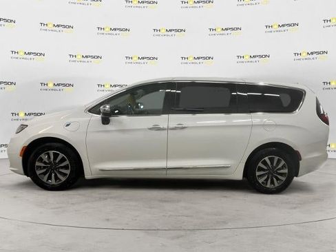 Used 2023 Chrysler Pacifica Limited FWD image 2