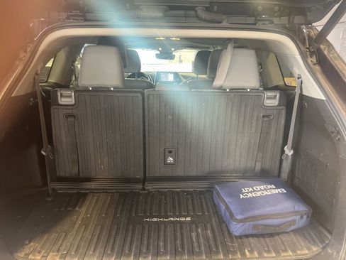 Used 2020 Toyota Highlander XLE image 11