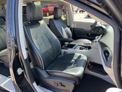 Used 2023 Chrysler Pacifica Limited FWD image 18