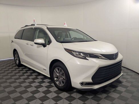 Used 2021 Toyota Sienna XLE w/ XLE Plus Package FWD image 4