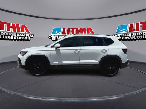 Used 2025 Volkswagen Taos SE FWD image 5