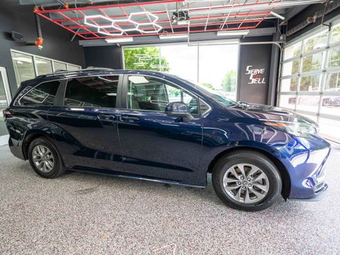 Used 2022 Toyota Sienna LE AWD/4WD image 5