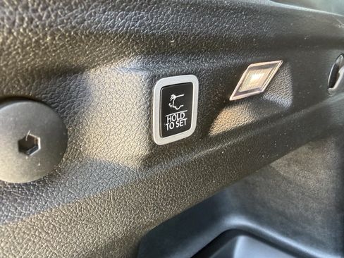 Used 2023 Jeep Grand Cherokee L Limited AWD/4WD image 14