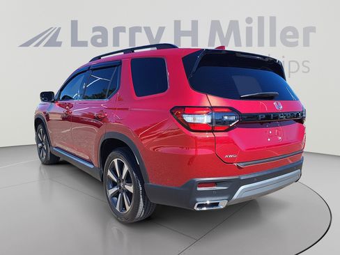 Used 2025 Honda Pilot Touring image 3