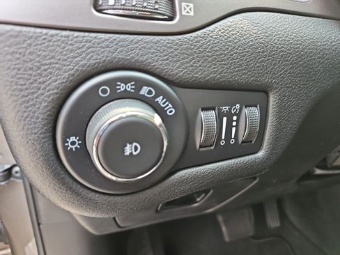 Used 2021 Jeep Cherokee Latitude Plus w/ Sun & Sound Group AWD/4WD image 23