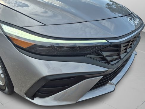Certified 2025 Hyundai Elantra SE FWD image 30