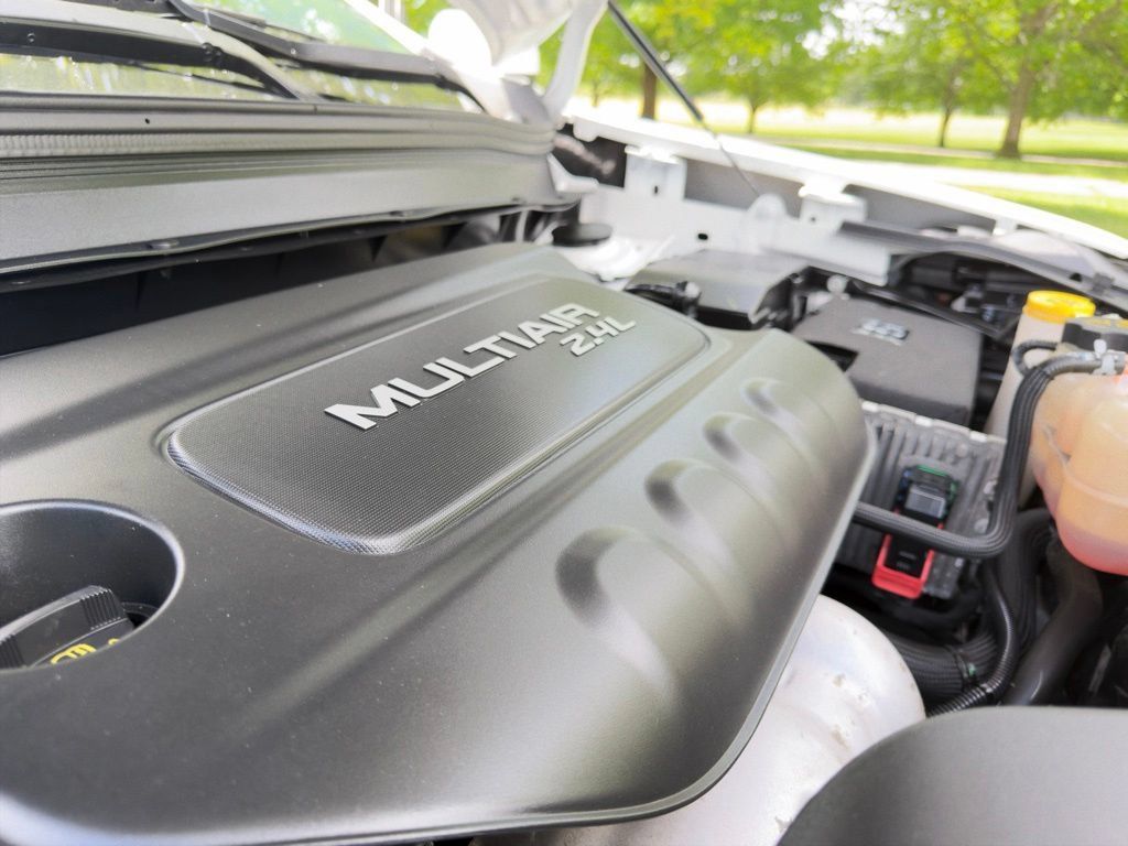 Used 2019 Jeep Cherokee Latitude Plus w/ Cold Weather Group AWD/4WD image 37