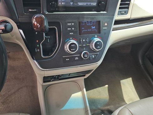 Used 2017 Toyota Sienna XLE w/ XLE Navigation Package FWD image 11