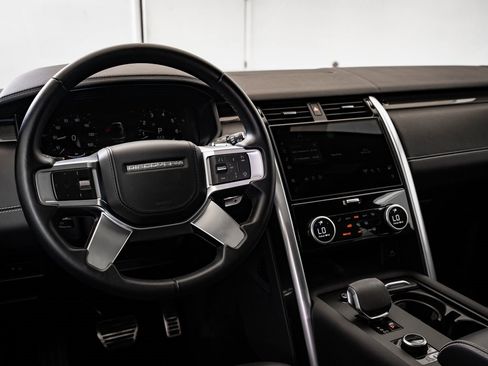 Certified 2024 Land Rover Discovery Metropolitan Edition image 4